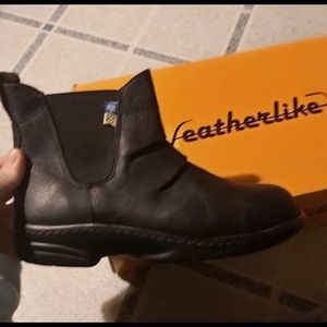 Featherlike steel toe leather bootie size 5